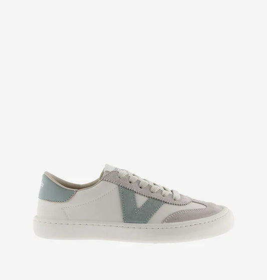 Sapatilha Victoria Barefoot OLMO de adulto, perfil lateral, mostrando sola fina e design minimalista em cores neutras com detalhe verde água no calcanhar.