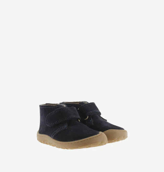 Par de botins barefoot Victoria para criança em azul marinho, com um design minimalista e sola de borracha flexível.