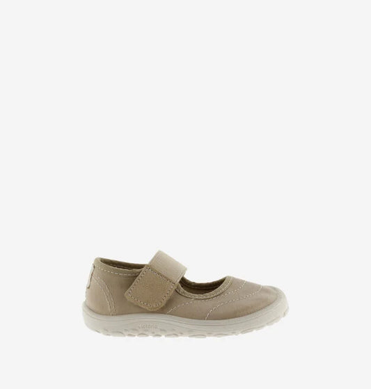 Sapatilha bege de criança estilo bailarina, com fecho de velcro, vista de perfil completa, mostrando a sola fina.