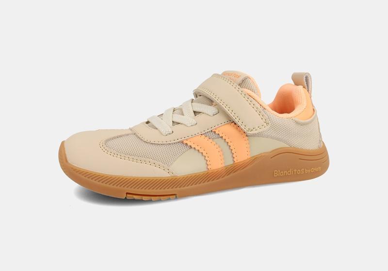 Calçado desportivo barefoot Blanditos by Crio's modelo Ares na cor bege/duna com detalhes em coral, com fecho de velcro e atacadores elásticos.