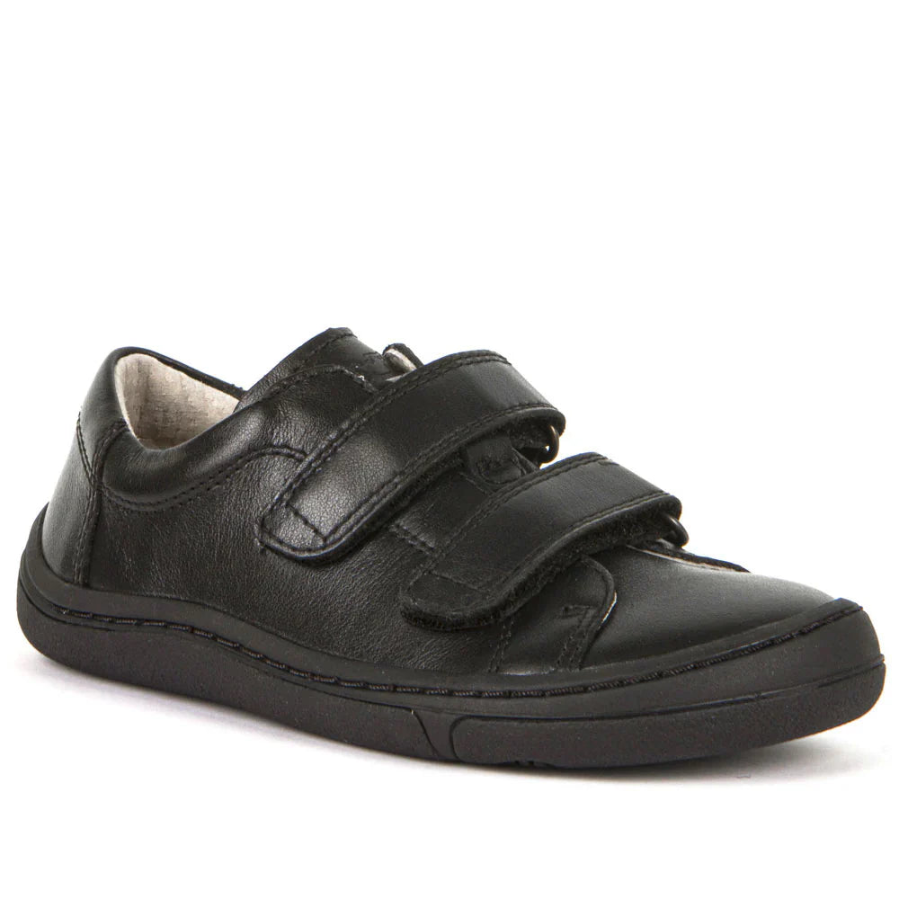 Sapatilha barefoot escolar em couro preto, com fecho em velcro duplo. Sola flexível antiderrapante e design clássico, ideal para uniformes escolares.