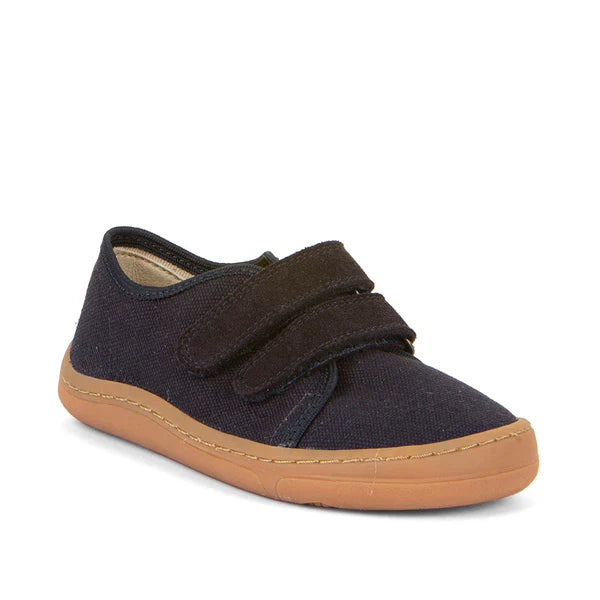 Sapatilha barefoot em tecido canva azul-escuro, com fecho de velcro duplo e sola em borracha flexível. Leve, respirável e ideal para o dia a dia.
