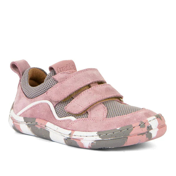 Sapatilha desportiva barefoot em malha cinza com detalhes em camurça rosa. Fecho de velcro duplo, sola flexível e biqueira reforçada para maior durabilidade.