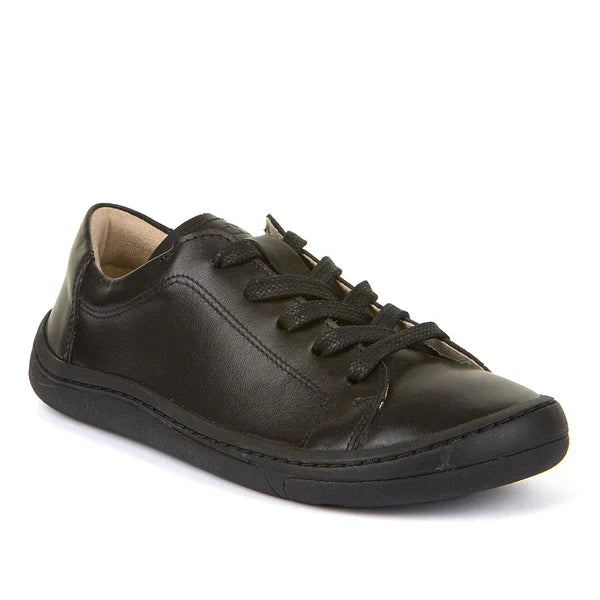 Sapatilha barefoot em couro preto com atacadores. Sola flexível antiderrapante e construção ergonómica para um ajuste confortável e natural.