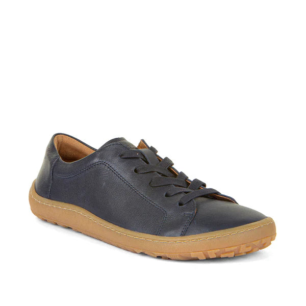 Sapatilha barefoot em couro azul-escuro com atacadores. Design minimalista, sola flexível antiderrapante e ajuste ergonómico para máximo conforto.