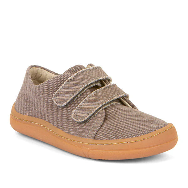 Sapatilha barefoot vegana em tom cinza com fecho de velcro duplo. Feita de materiais sustentáveis, sola flexível antiderrapante e design confortável para pés saudáveis.