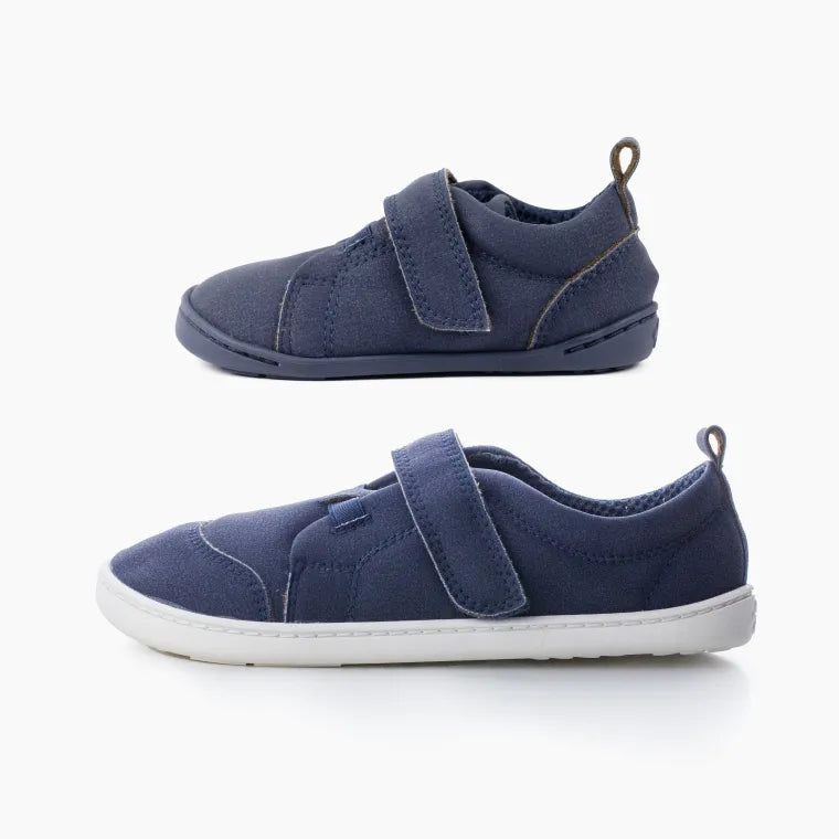 Vista lateral das Baby Lobitos Barefoot Deportivas Compás - Nova Sola, mostrando a sola zero drop e o design minimalista em azul colegial.