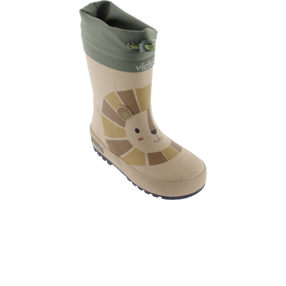 Galocha infantil bege e verde com estampa de leão, vista em ângulo, destacando a forma e o fecho ajustável na parte superior.