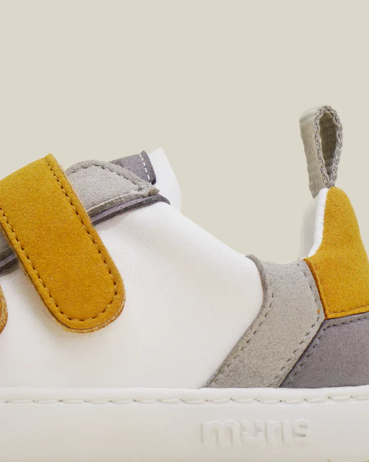 Detalhe dos Muris Barefoot Petra Junior Mustard, destacando o fecho em velcro mostarda e os materiais respiráveis para maior conforto.