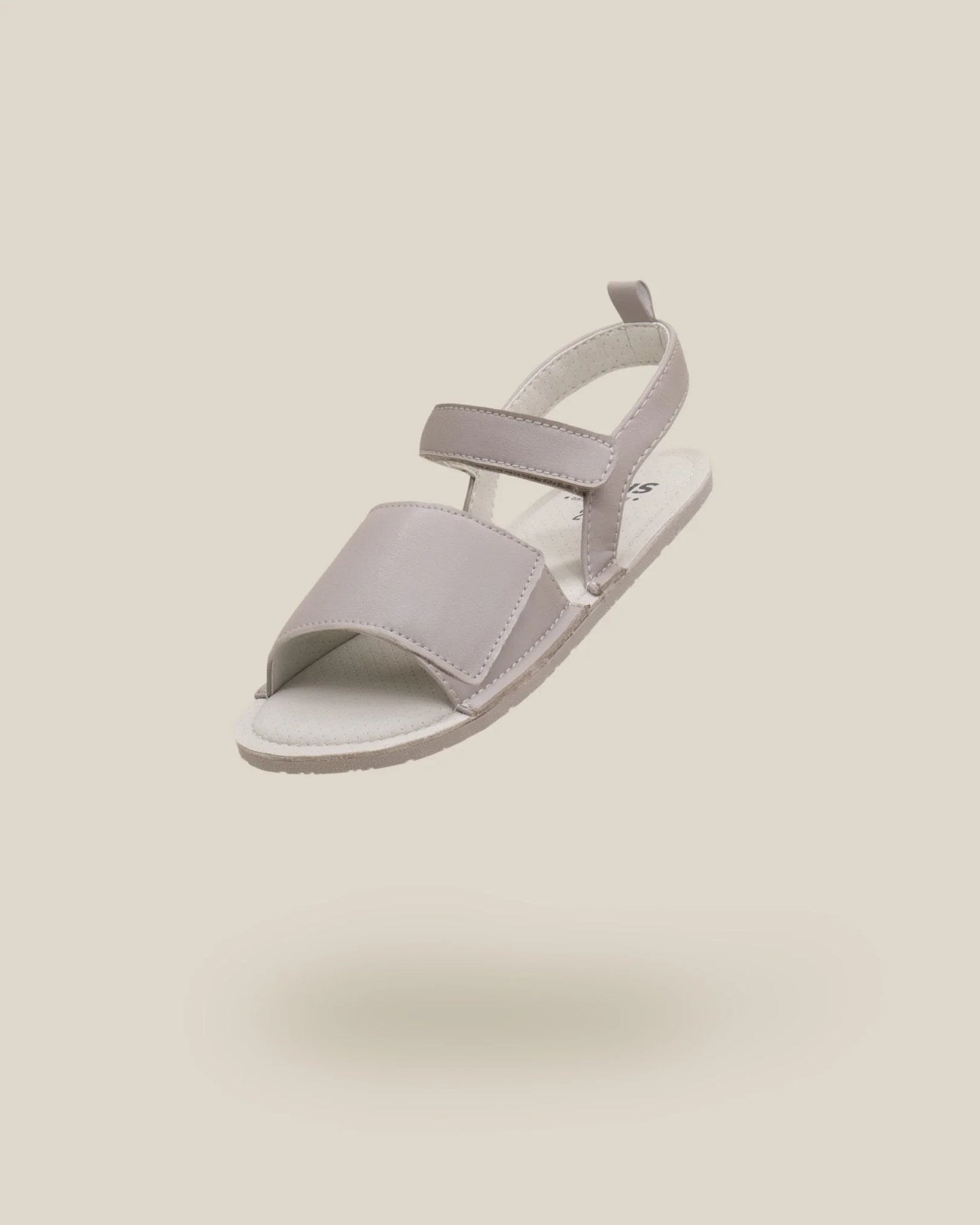 Sandália barefoot infantil Muris Barefoot Rome Junior Taupe, modelo em tom taupe com fecho em velcro e sola fina flexível. Design leve, respirável e respeitador da anatomia do pé.
