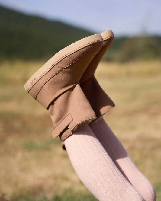 Bota Muris Barefoot Siberia Adulto dobrada para demonstrar a flexibilidade da sola. Modelo quente e confortável, ideal para o inverno.