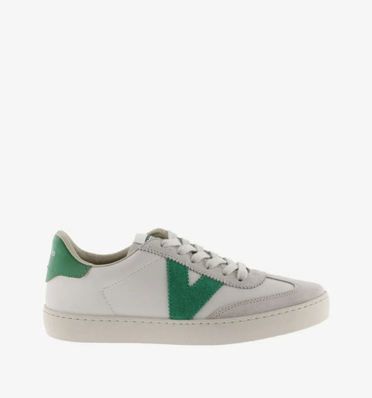 Sapatilhas Victoria Barefoot unissexo em branco e verde, com detalhe em "V" na lateral. Design minimalista, sola fina e flexível, permitindo um ajuste natural e confortável.
