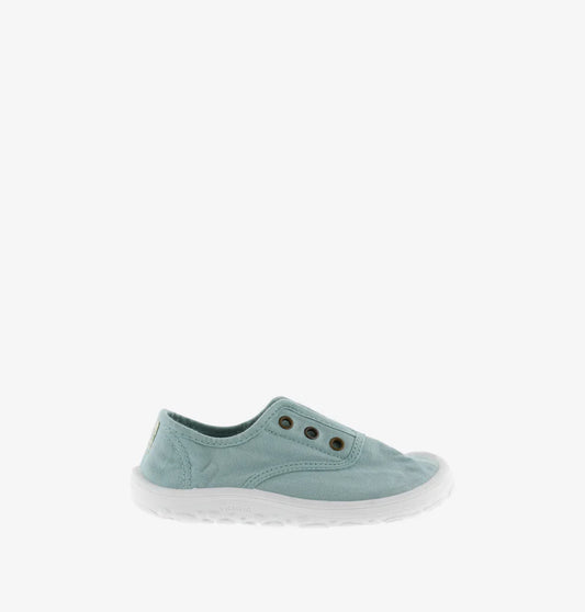 Sapatilha Victoria Barefoot Manzana azul-claro, vista lateral, com sola flexível branca e três ilhós para atacadores.
