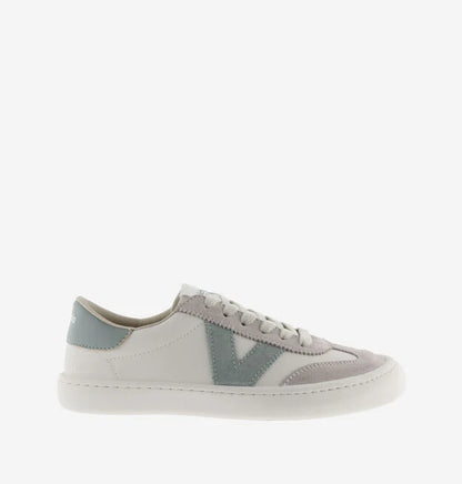 Sapatilha Victoria Barefoot OLMO de adulto, perfil lateral, mostrando sola fina e design minimalista em cores neutras com detalhe verde água no calcanhar.