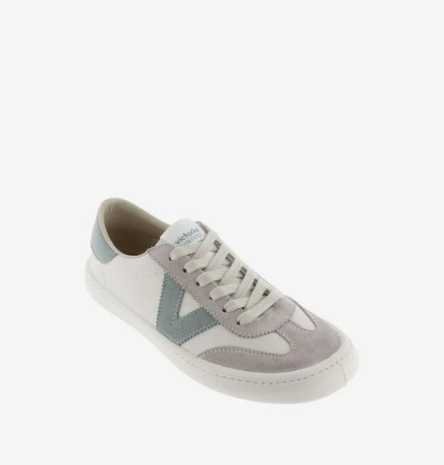 Sapatilha desportiva Victoria Barefoot OLMO de adulto em tons branco, cinza claro e detalhes em verde água, vista de três quartos.