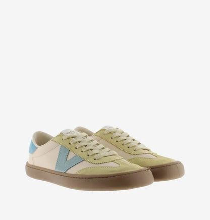 Par de sapatilhas Victoria Barefoot OLMO adulto em tons de creme, verde pálido e azul claro, apresentadas lado a lado.