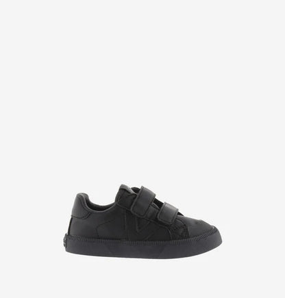 Sapatilha Victoria Barefoot Oliver em tom escuro (preto), vista lateral, com dois fechos de velcro.