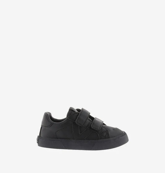 Sapatilha Victoria Barefoot Oliver em tom escuro (preto), vista lateral, com dois fechos de velcro.