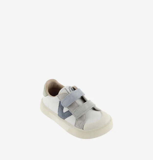 Sapatilha infantil estilo ténis, cor branca com detalhes em azul escuro e cinzento claro, fecho de velcro duplo, vista lateral.