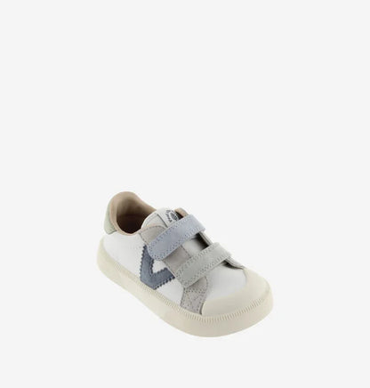Sapatilha infantil estilo ténis, cor branca com detalhes em azul escuro e cinzento claro, fecho de velcro duplo, vista lateral.