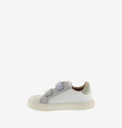 Sapatilha infantil estilo ténis, cor branca com detalhes em azul escuro e cinzento claro, fecho de velcro duplo, vista lateral interior.