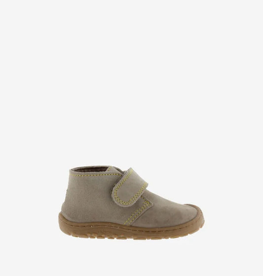 Botim Victoria Barefoot (Taupe) 2026, vista lateral, mostrando o design respeitador e a sola.