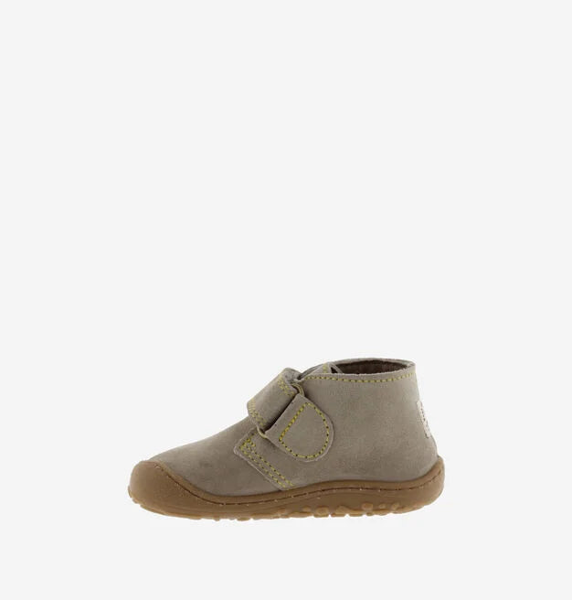 Botim Victoria Barefoot (Taupe) 2026, vista lateral traseira, destacando o fecho de tira aderente.