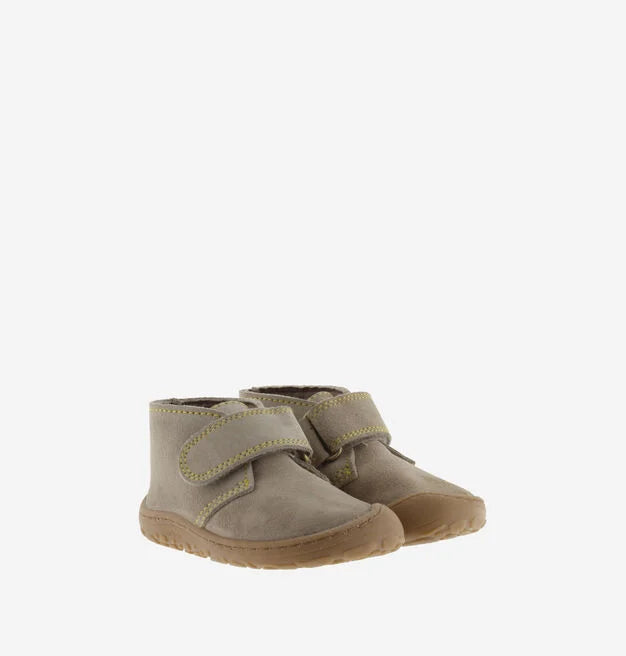 Par de botins Victoria Barefoot (Taupe) 2026, lado a lado, prontos para o desenvolvimento natural dos pés.