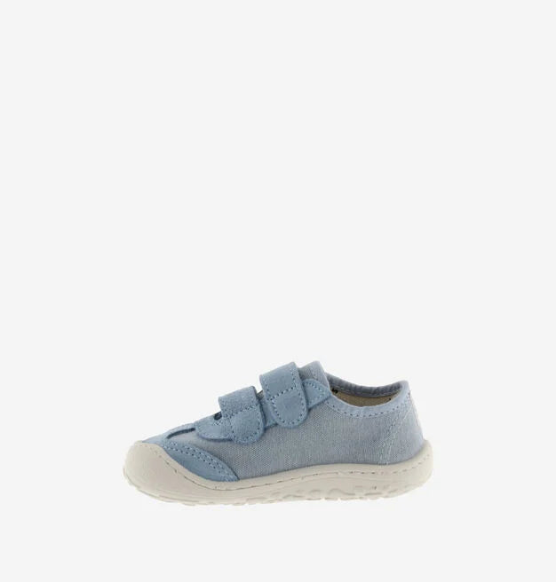 Sapatilha infantil Victoria Bosco azul clara, vista de perfil, focando o design minimalista e a sola fina e flexível.