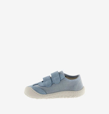 Sapatilha infantil Victoria Bosco azul clara, vista de perfil, focando o design minimalista e a sola fina e flexível.