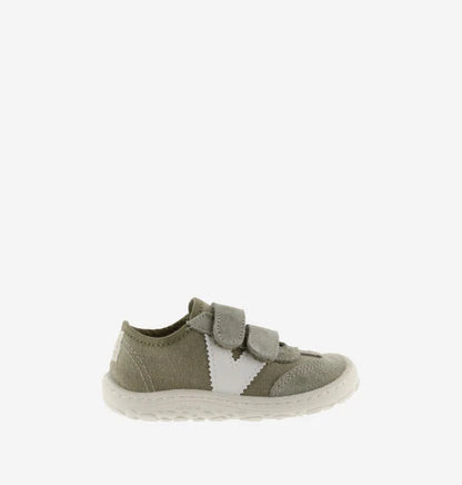 Sapatilha Victoria Bosco Barefoot em lona cáqui com fechos de velcro, vista lateral completa.