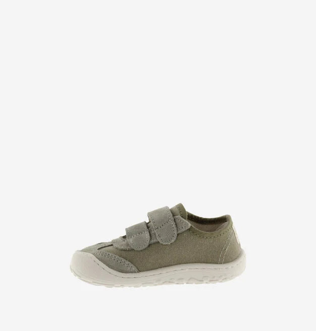Sapatilha Victoria Bosco Barefoot em lona cáqui com fechos de velcro, vista lateral de perfil.