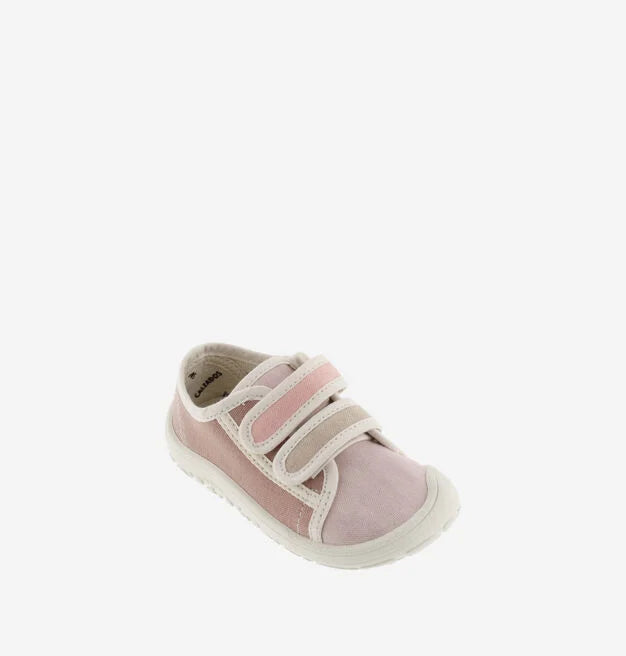 Sapatilha infantil Victoria de lona cor-de-rosa claro e bege, com fecho de velcro duplo, vista de cima oblíqua.
