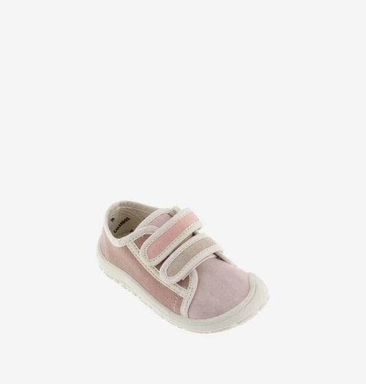 Sapatilha infantil Victoria de lona cor-de-rosa claro e bege, com fecho de velcro duplo, vista de cima oblíqua.