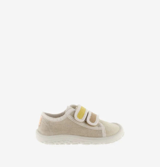 Sapatilha infantil Victoria Barefoot em lona bege, vista lateral, destacando a sola fina e flexível.