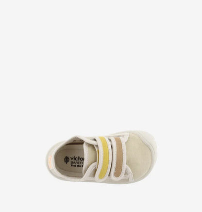 Vista superior da sola interior da sapatilha Victoria Barefoot bege, mostrando a marca "Victoria BAREFOOT Feel the Earth".