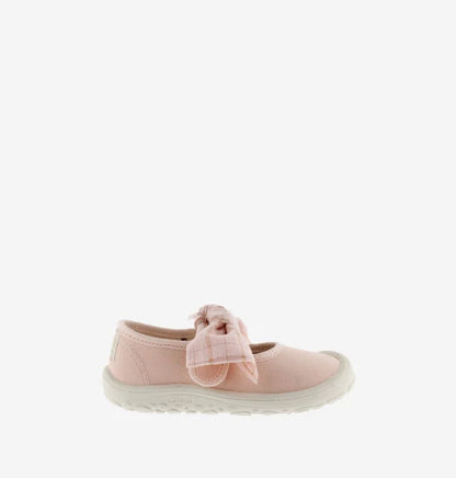 Sapatilha barefoot Victoria Bailarina em lona rosa pálido, vista de perfil, mostrando a sola fina e flexível e o fecho de fita adesiva.