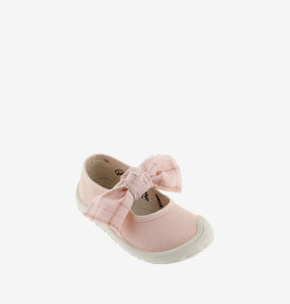 Sapatilha barefoot Victoria Bailarina em lona rosa pálido com um grande laço xadrez em tons de rosa no peito do pé. Vista lateral superior.