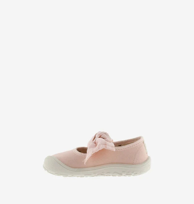 Sapatilha barefoot Victoria Bailarina em lona rosa pálido, vista de perfil, focada na parte traseira e na sola de borracha flexível.