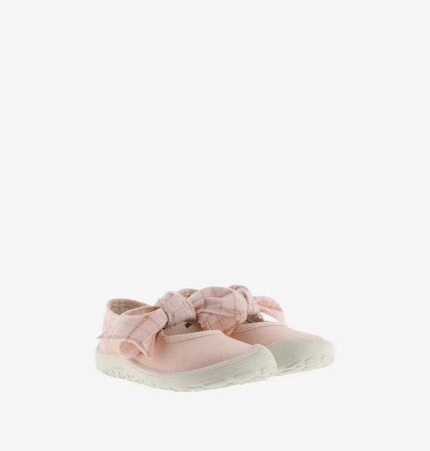 Par de sapatilhas barefoot Victoria Bailarina em lona rosa pálido, com os laços visíveis, apresentadas ligeiramente inclinadas.