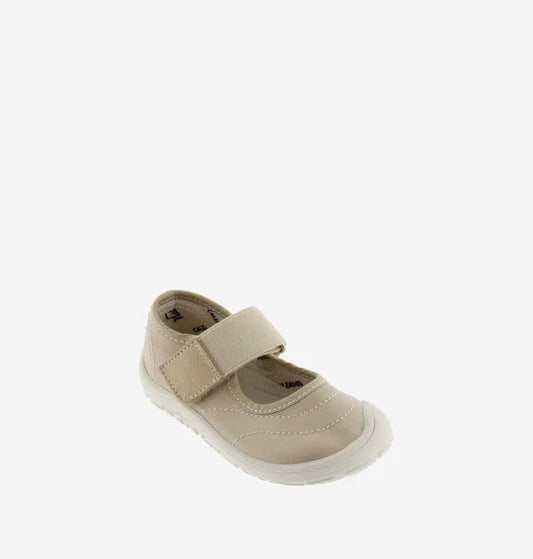 Sapatilha bege de criança estilo bailarina, com fecho de velcro, vista de perfil lateral.