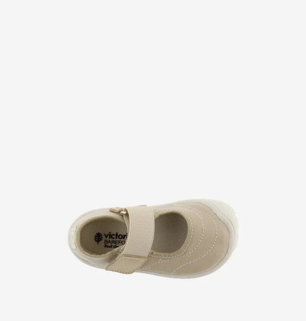 Vista superior de uma sapatilha bege de criança estilo bailarina, mostrando a palmilha com o logótipo Victoria Barefoot.