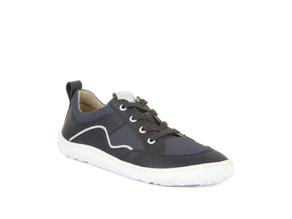Sapatilha Froddo Barefoot Geo Dark Blue, em azul escuro com detalhes brancos e sola flexível.