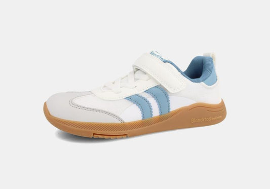 Calçado desportivo barefoot para criança da marca Blanditos by Crio's, modelo Ares, cor branca com detalhes em azul claro e sola de borracha castanha.