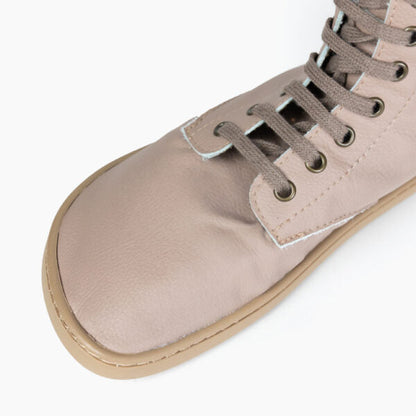 Detalhe da biqueira larga e anatómica e dos atacadores da Bota Urbana barefoot para adulto da Baby Lobitos em cor nudé.