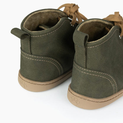 Vista traseira das botas Baby Lobitos Adulto Militar, destacando o calcanhar flexível e o logótipo da pata na sola.