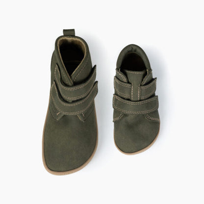 Um par de botas Baby Lobitos Barefoot Bota Militar em verde, de diferentes tamanhos, vistas de cima para comparar as proporções.