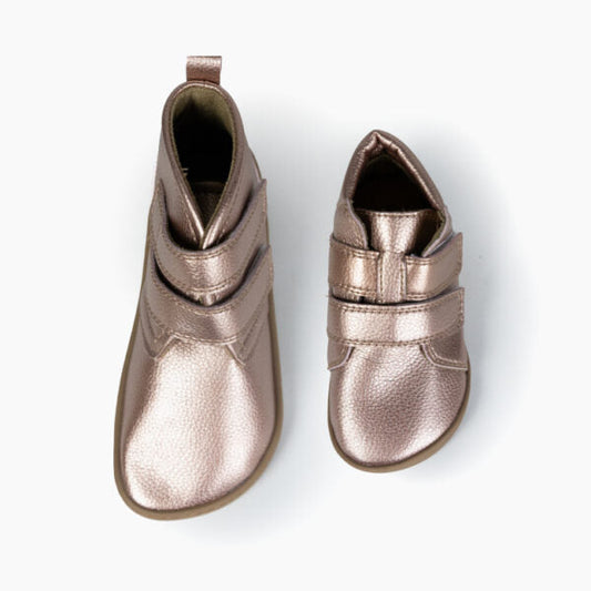 Vista superior das botas Baby Lobitos Barefoot Bota Afrodita cor bronze, em dois tamanhos, com fecho de velcro.