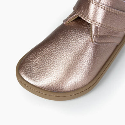 Pormenor da biqueira da bota Baby Lobitos Barefoot Bota Afrodita cor bronze, evidenciando a textura e costura da sola.