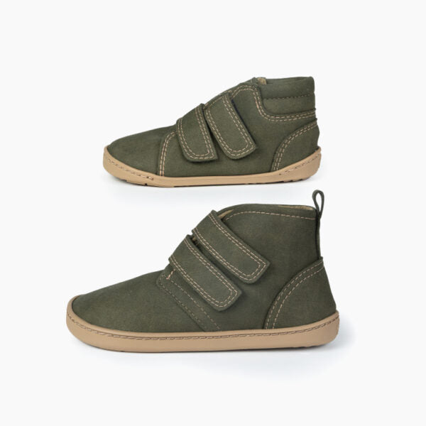 Duas botas Baby Lobitos Barefoot Bota Militar em verde, uma de tamanho mais pequeno e outra maior, vistas de perfil sobre fundo branco.
